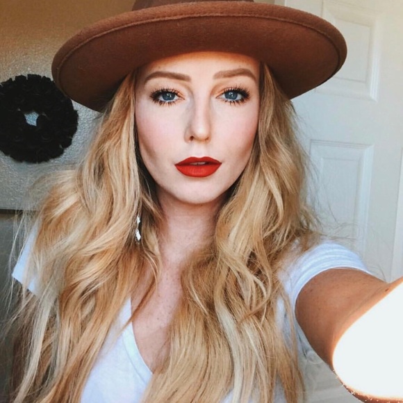 Meet your Posher, Kaley - Picture 2 of 4